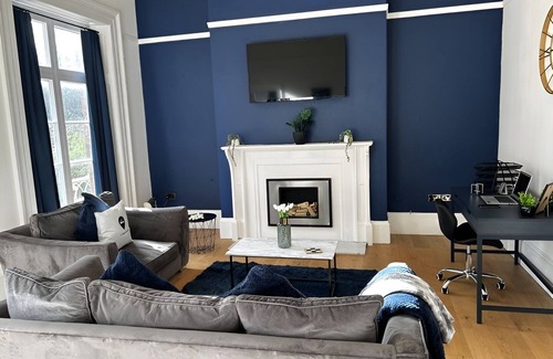Grimsby Apartment | 2 Bedroom Apartment with Private Kitchen and Bathroom