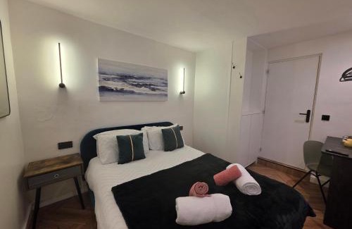 Anfield Apartment | 2 Bedroom Apartments Near Anfield Stadium - Sleeps 4 per Flat