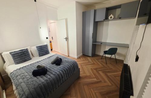 Anfield Apartment | 2 Bedroom Apartments Near Anfield Stadium - Sleeps 4 per Flat