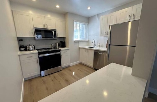 Port Credit Apartment | 2 Bedroom Beauty! Located on the Lakeshore in Port Credit, Mississauga.
