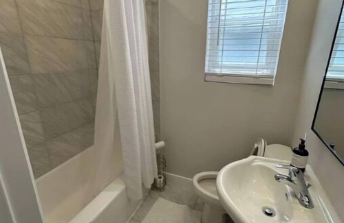 Port Credit Apartment | 2 Bedroom Beauty! Located on the Lakeshore in Port Credit, Mississauga.