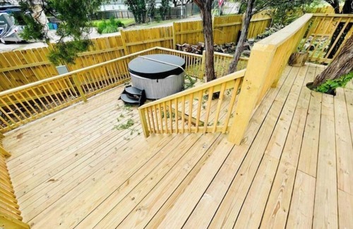 Cardinal Hills Cabin | 2 bedroom cabin near the Lake with private hottub.