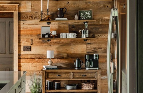 Sinking Spring Cabin | 2 Bedroom Cabin with Pickleball Court, Sectional Couch and Outdoor Dining