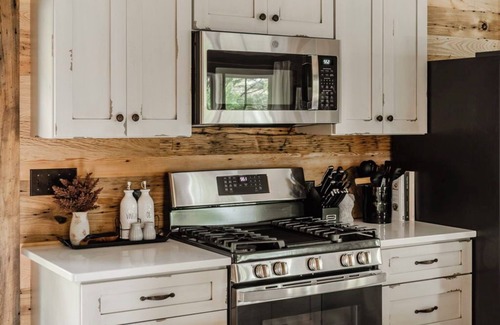 Sinking Spring Cabin | 2 Bedroom Cabin with Pickleball Court, Sectional Couch and Outdoor Dining