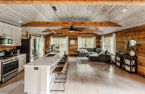 Sinking Spring Cabin | 2 Bedroom Cabin with Pickleball Court, Sectional Couch and Outdoor Dining