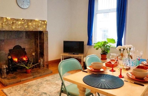 Mytholm House | 2 Bedroom Canal Side House Hebden Bridge