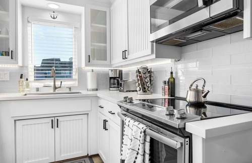 Capitola House | 2 Bedroom Capitola Home w/Rooftop Deck!