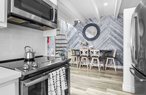 Capitola House | 2 Bedroom Capitola Home w/Rooftop Deck!