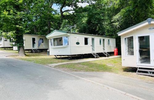 Cowes House | 2 Bedroom Caravan GW39, Thorness Bay, Isle of Wight, Dog Friendly