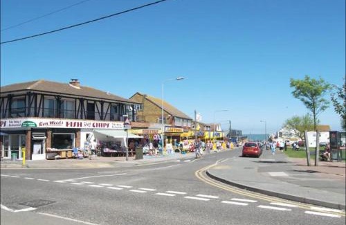 Sheerness Apartment | 2 Bedroom Caravan With Sea Views