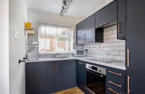 Mundesley Ski Chalet | 2 Bedroom Chalet inn Mundelsey, Walkable to Sandy Beach, Free Parking