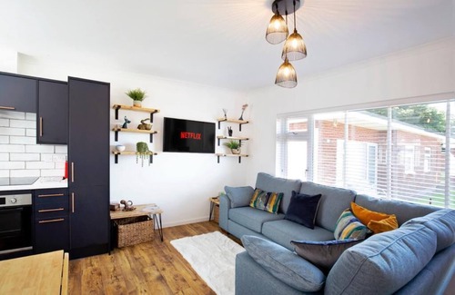 Mundesley Ski Chalet | 2 Bedroom Chalet inn Mundelsey, Walkable to Sandy Beach, Free Parking