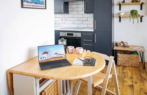 Mundesley Ski Chalet | 2 Bedroom Chalet inn Mundelsey, Walkable to Sandy Beach, Free Parking