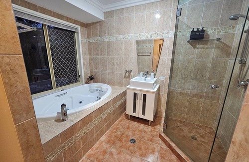 Kurwongbah House | 2 bedroom chique unit in an acreage suitable for a close to nature experience.