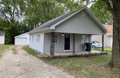 Hemlock House | 2 Bedroom, Close to Championship Park, sleeps 4 with bunk beds