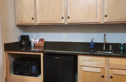 Three Lakes Condo | 2-bedroom condo in charming Three Lakes with AC, fitness room