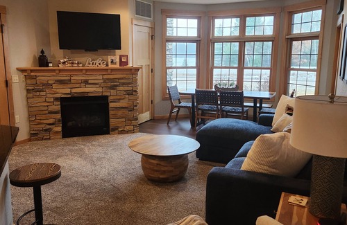 Three Lakes Condo | 2-bedroom condo in charming Three Lakes with AC, fitness room