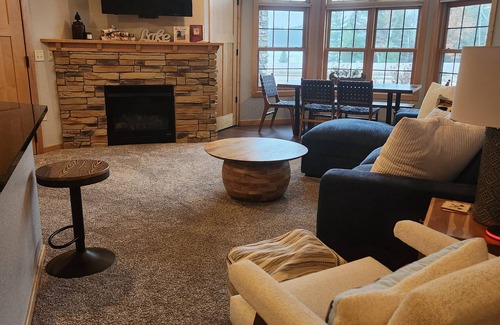 Three Lakes Condo | 2-bedroom condo in charming Three Lakes with AC, fitness room