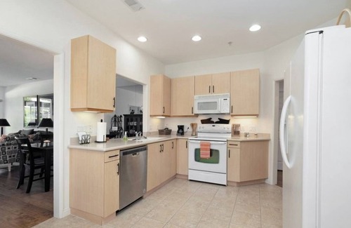 Mission Viejo Condo | 2 Bedroom Condo L-596458 by Houzlet