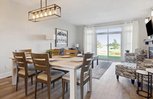 The Blue Mountains Ski Chalet | 2 Bedroom Condo only steps to the Village!
