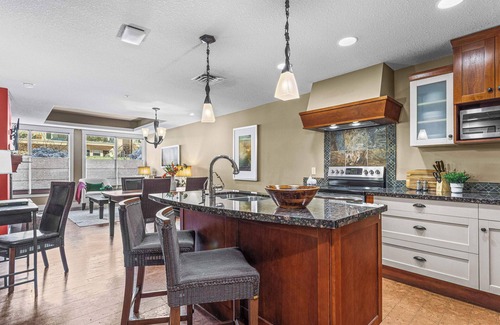 Canmore Apartment | 2 Bedroom Condo .Pool .Hot Tub .Gym .Spa