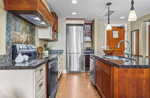 Canmore Apartment | 2 Bedroom Condo .Pool .Hot Tub .Gym .Spa