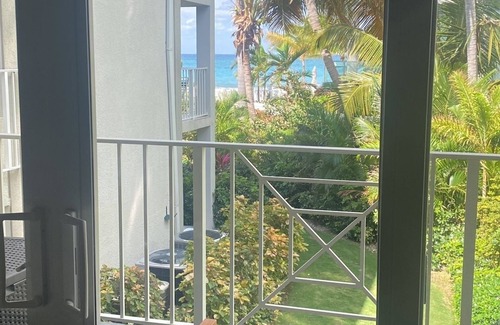 Seven Mile Beach Apartment | 2 Bedroom Condo Seven Mile Beach -Sunset Cove - Newly Renovated