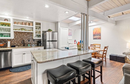 Northeast Santa Fe Hotel | 2-Bedroom Condo with Kiva Fireplace Walk to the Plaza