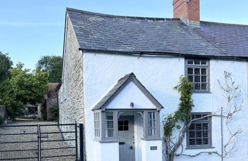 Stalbridge House | 2 Bedroom Cottage - Sleeps 4 - Wifi Fireplace