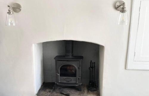Stalbridge House | 2 Bedroom Cottage - Sleeps 4 - Wifi Fireplace