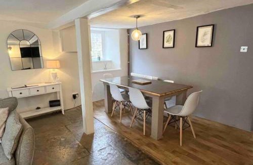 Stalbridge House | 2 Bedroom Cottage - Sleeps 4 - Wifi Fireplace