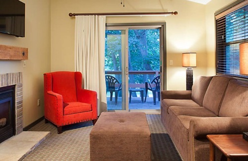 Wisconsin Dells Resort | 2 Bedroom Cottage at Christmas Mountain Village