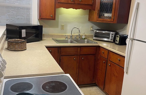 Middletown House | 2 bedroom , cottage, easy and close location to shopping, restaurants and away