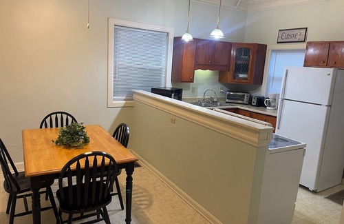 Middletown House | 2 bedroom , cottage, easy and close location to shopping, restaurants and away