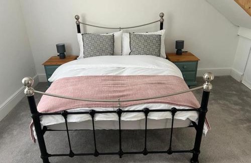 Swindon House | 2 bedroom cottage in Old Town