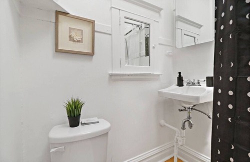 Andersonville Apartment | 2-Bedroom Cozy Apt in Prime Location