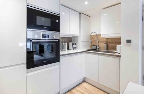 Snaresbrook Apartment | 2 Bedroom, extra stylish, stunning apartment - Escape London, in London