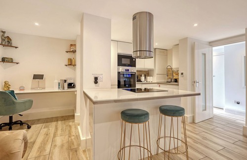 Snaresbrook Apartment | 2 Bedroom, extra stylish, stunning apartment - Escape London, in London
