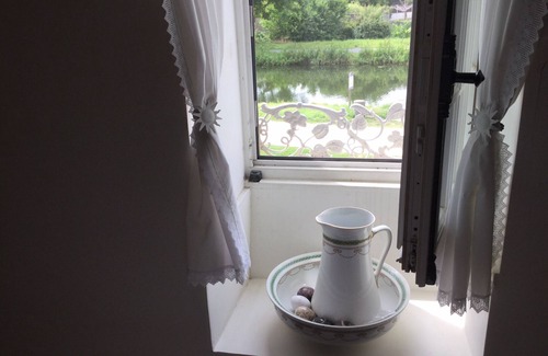 Betton House | 2 bedroom family canalside character cottage with jaccusi and 10 mn to Dinan