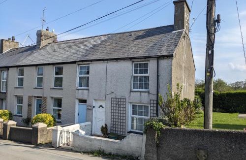 Edern House | 2 Bedroom Family Cottage Dog Friendly Edern North Wales