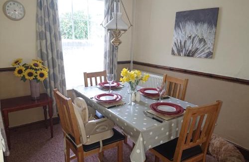 Edern House | 2 Bedroom Family Cottage Dog Friendly Edern North Wales