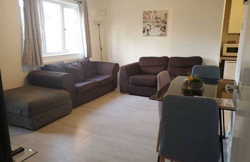 Yiewsley Condo | 2 bedroom flat close to Heathrow, Train station & Local Amenities