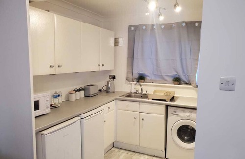 Yiewsley Condo | 2 bedroom flat close to Heathrow, Train station & Local Amenities