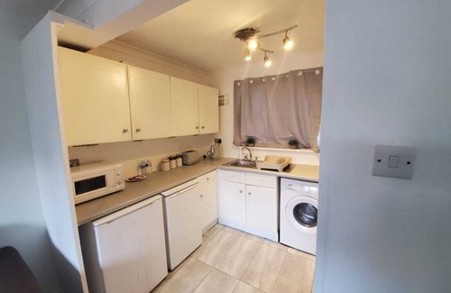 Yiewsley Condo | 2 bedroom flat close to Heathrow, Train station & Local Amenities