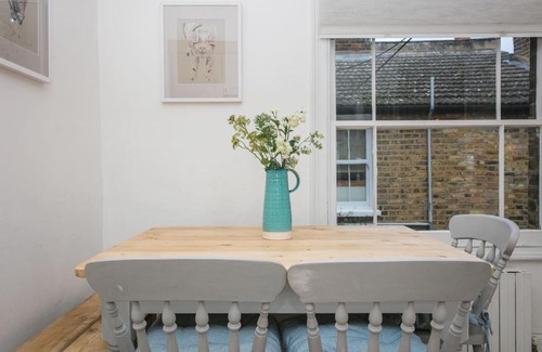 Brixton Hill Apartment | 2 Bedroom Flat in Brixton Sleeps 4
