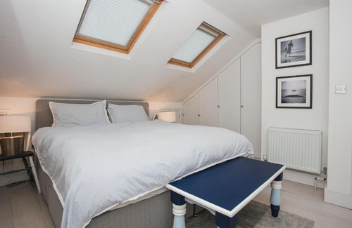 Brixton Hill Apartment | 2 Bedroom Flat in Brixton Sleeps 4