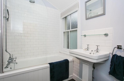 Brixton Hill Apartment | 2 Bedroom Flat in Brixton Sleeps 4
