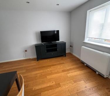 Custom House Apartment | 2-Bedroom Flat Walking Distance to ExCeL London - Perfect Location!