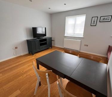 Custom House Apartment | 2-Bedroom Flat Walking Distance to ExCeL London - Perfect Location!