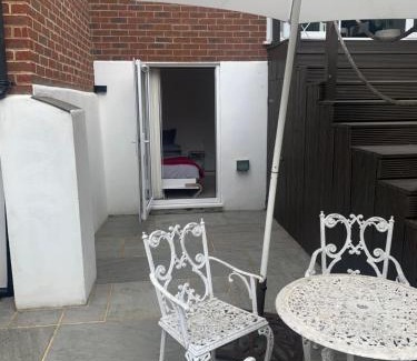 Coppetts Apartment | 2 bedroom flat with a garden